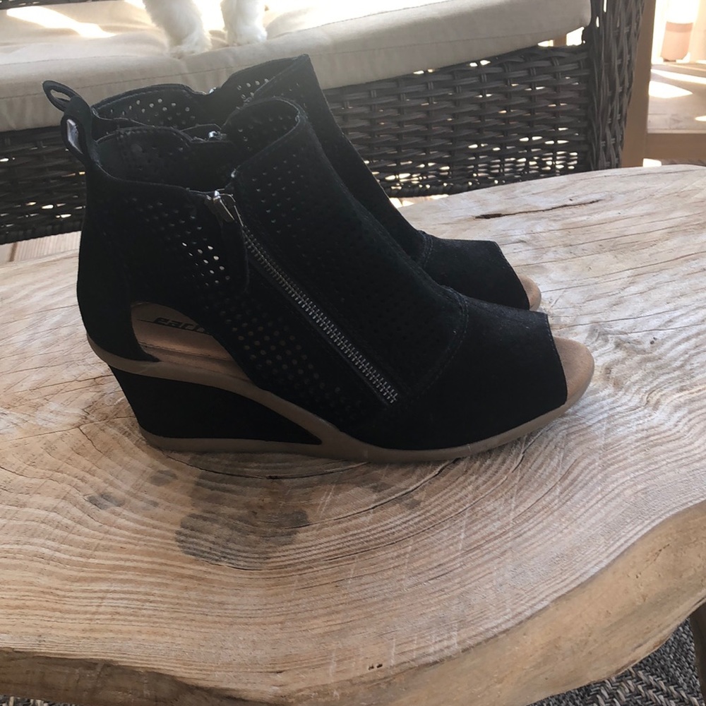 Earth brand sandals